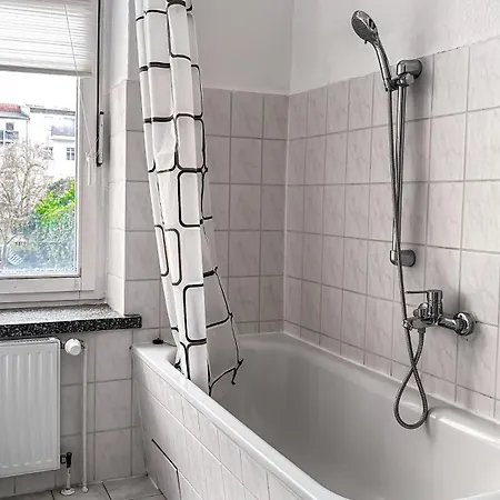 Gemuetliche Mit Gartennutzung דירה שוורין