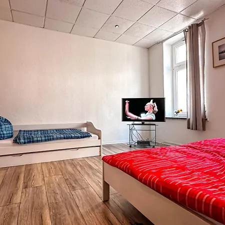 Gemuetliche Mit Gartennutzung דירה שוורין