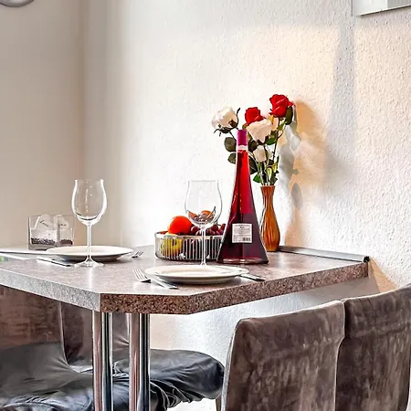 Gemuetliche Mit Gartennutzung דירה